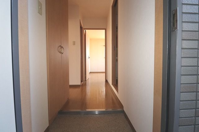 サンモール北竹島の玄関|明るい玄関です
※間取り反転の場合あり