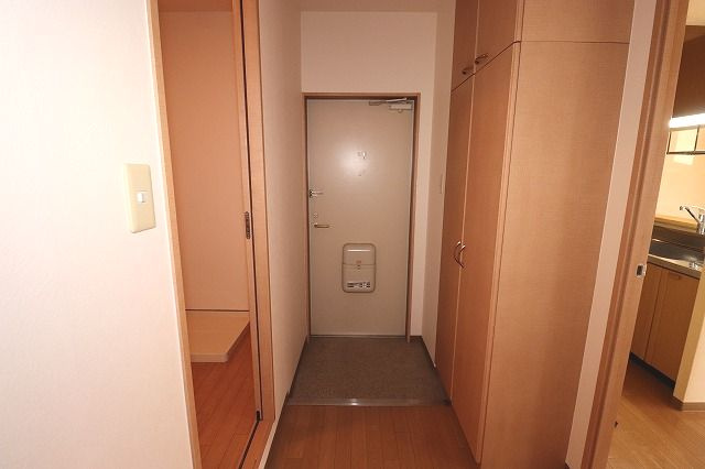 サンモール北竹島の玄関|収納もある玄関です
※間取り反転の場合あり