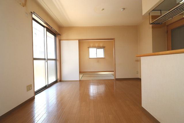 サンモール北竹島の居間・リビング|こちらの居間で趣味の時間をお楽しみください
※間取り反転の場合あり