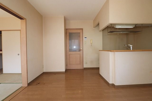 サンモール北竹島の居間・リビング|こちらの居間で趣味の時間をお楽しみください
※間取り反転の場合あり