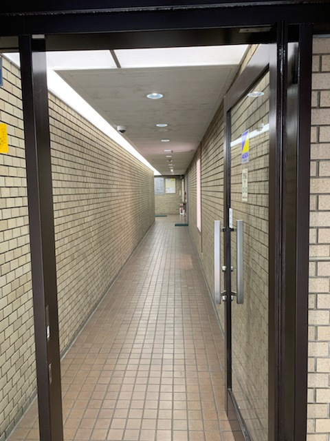 ワカヤギビルのエントランス