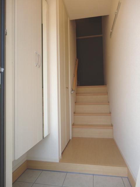 メビウスレーベン【キャッシュバック対象物件】の玄関|明るい玄関です