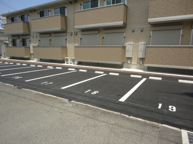 メビウスレーベン【キャッシュバック対象物件】の駐車場|カースペースがあります