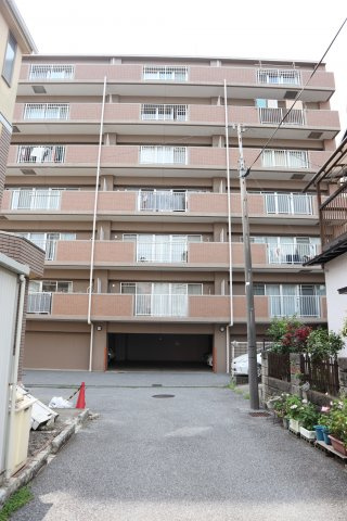 ペルル谷津駅前の外観