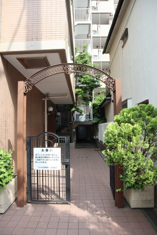 ペルル谷津駅前のエントランス