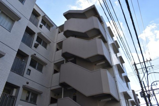 【外観】 | 5階建てマンションの3階部分です。3面にバルコニーがあり、採光通風に優れた気持ちの良いお部屋です♪