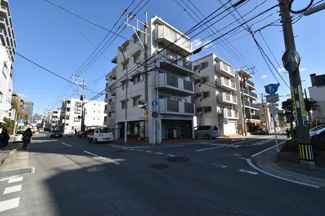 【外観】 | 小学校が目の前なので、お子様がいるご家庭におススメです♪ 駅までも徒歩10分でとても便利な立地です。