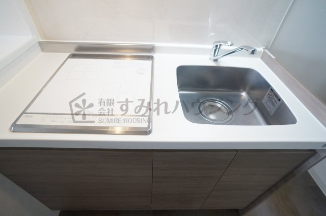 ONLYONE川西中央Ⅰのキッチン|参考、同建物・同間取りの号室（壁紙や床の色味は異なります）