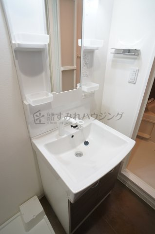 ONLYONE川西中央Ⅰの洗面所|参考、同建物・同間取りの号室（壁紙や床の色味は異なります）
