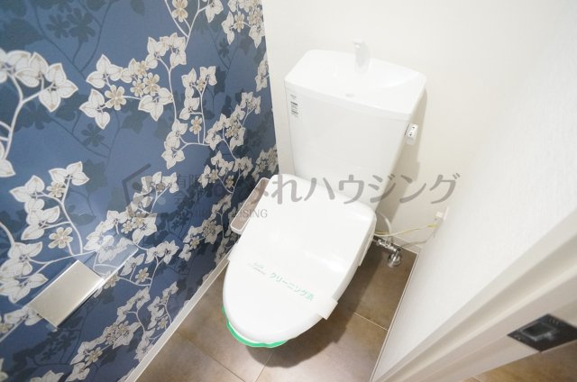 ONLYONE川西中央Ⅰのトイレ|参考、同建物・同間取りの号室（壁紙や床の色味は異なります）