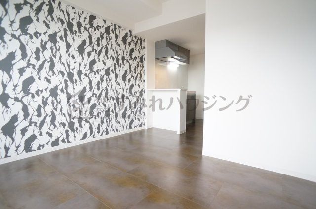 ONLYONE川西中央Ⅰの居間・リビング|参考、同建物・同間取りの号室（壁紙や床の色味は異なります）