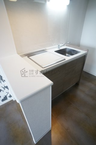 ONLYONE川西中央Ⅰのキッチン|参考、同建物・同間取りの号室（壁紙や床の色味は異なります）