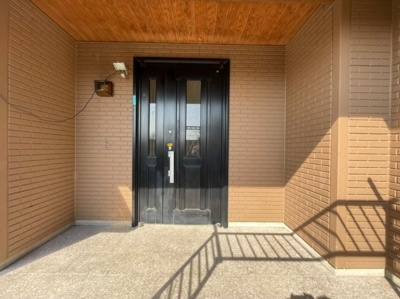 【エントランス】 | 玉島柏島戸建 | 清潔なエントランスです