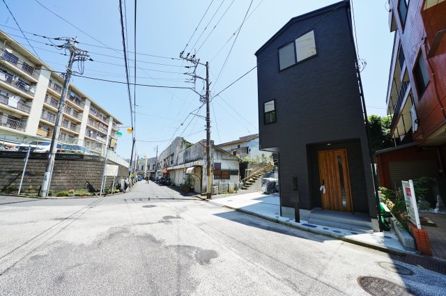 【保土ケ谷区上菅田町853新築戸建てＢ棟】★仲介手数料無料★（上菅田笹の丘小学校・上菅田中学校）の前面道路含む現地写真|相鉄本線「西谷」駅ご利用可能な立地です。