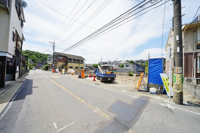 【横浜市保土ケ谷区上菅田町687-1新築戸建てＢ号棟】★仲介手数料無料★（上菅田小学校・上菅田中学校）の前面道路含む現地写真|前面道路幅員は約7.6m。開放感良好な立地です。