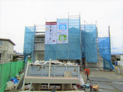 【外観：施工例】 | ブルーミングガーデン　南アルプス市有野1号棟 | 建築中の外観です