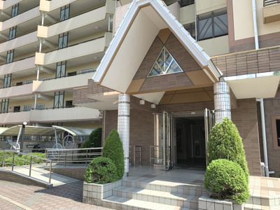 【外観】 | パークサイドすずかけ台15号棟 | エントランス前も綺麗に保たれております♪