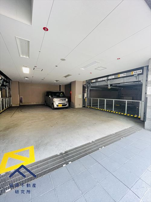 コスモ警固ロイヤルフォルムの駐車場