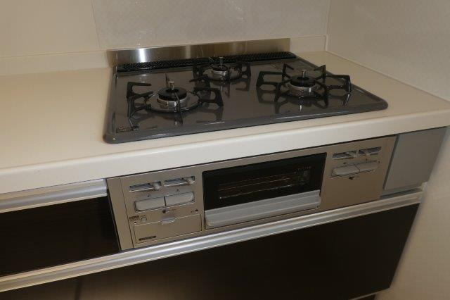 倉敷市真備町箭田のアパートのキッチン|3口ガスコンロ