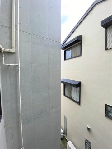 「防音マンション」リトルズトーン城北公園の展望|前の建物との距離も充分取っております。