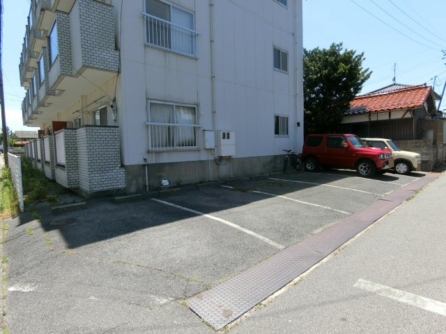 富谷マンションの駐車場