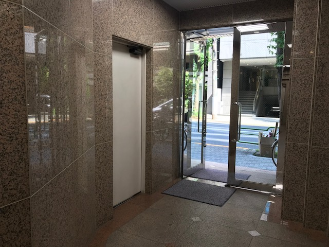 人形町ビルのエントランス