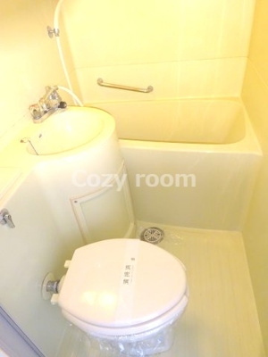 【浴室】 | リアライズ江坂 | 清潔感のあるトイレです