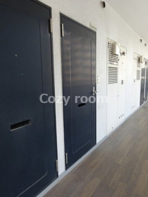 【玄関】 | リアライズ江坂 | 玄関前は、こんな感じです