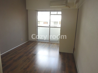 【居間・リビング】 | リアライズ江坂 | 居間です（現況と異なる場合は、現況を優先します。）