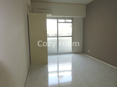 【居間・リビング】 | リアライズ江坂 | 使いやすい居間です（現況と異なる場合は、現況を優先します。）