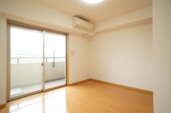 エスティメゾン亀戸の居間・リビング|洋室は広めがうれしい7帖♪