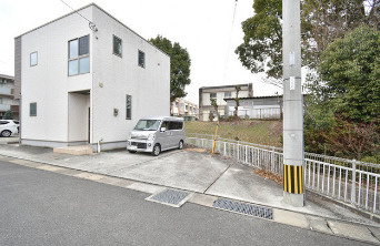 キャッスル(東合川)の駐車場