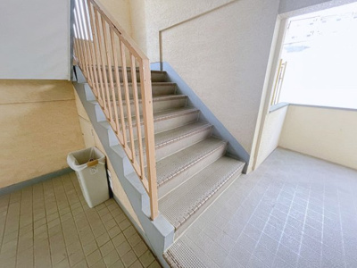 【その他共用部分】 | ミスターＫ上新庄 | 共用部の階段です