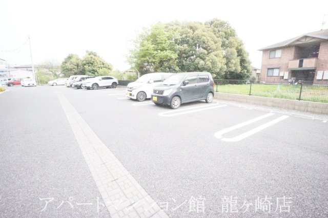 グラースⅡの駐車場
