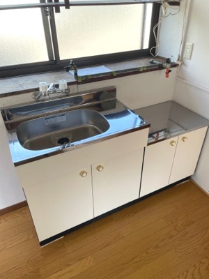 【キッチン】 | 江津1丁目戸建 | コンパクトなキッチンで掃除もラクラク