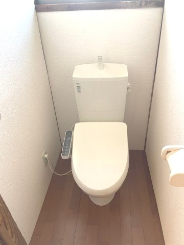 江津1丁目戸建のトイレ|新品ウォシュレット便座でトイレもきれいです