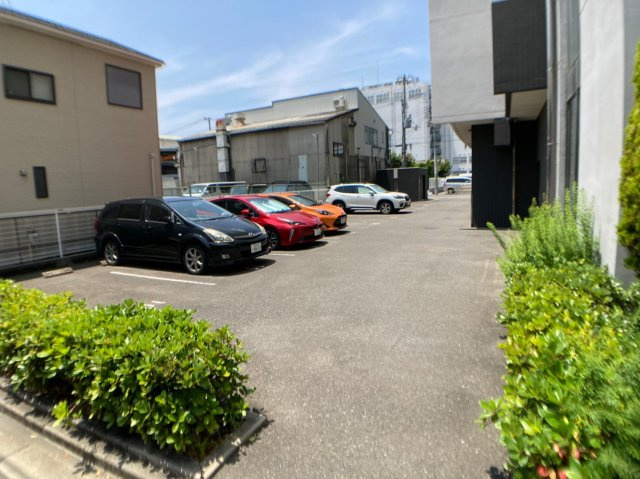 アールパンション高井田の駐車場
