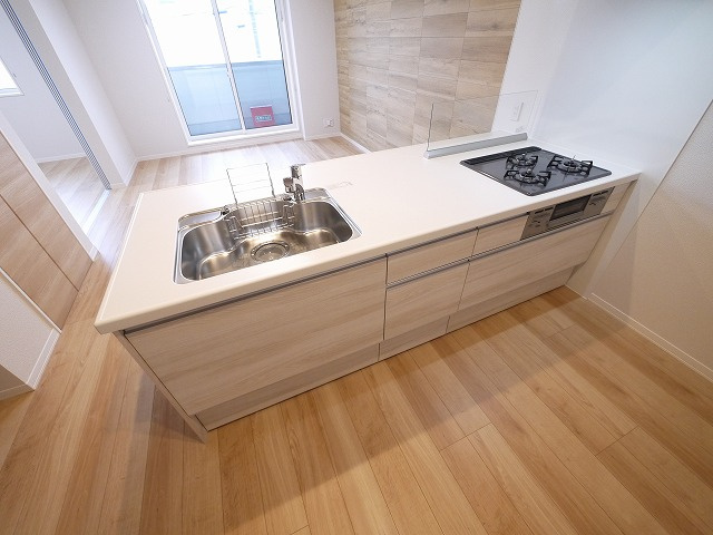 シャーメゾンＡＶＡＮＣＥのキッチン|３口コンロのシステムキッチンです