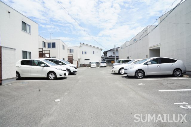 熊本市南区出仲間６丁目のアパートの駐車場