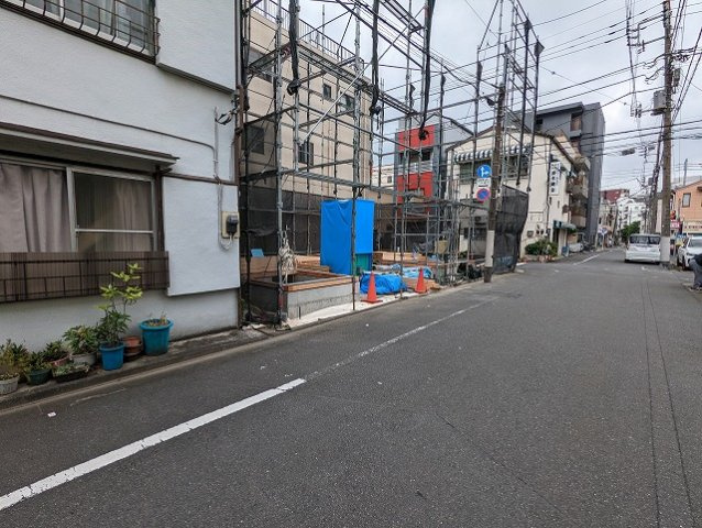 ６×６ｍ角地・東駒形２丁目新築戸建の前面道路含む現地写真