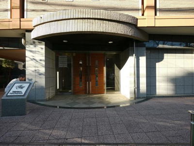 【エントランス】 | ベルメゾン幡ヶ谷 | 正面入口　木を使った防火扉