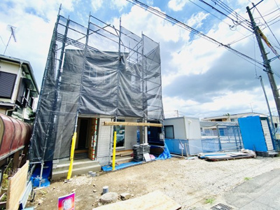 【外観】 | ♪陽当たり抜群♪藤沢市下土棚／仲介手数料不要／新築一戸建1棟 | 建物上棟しました！建築途中ですが陽当たり具合や周辺環境など確認しやすくなっております。陽当たり・風通し良好、交通量も少ない落ち着いた住宅地です。