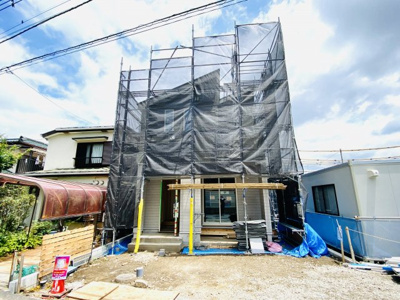 【外観】 | ♪陽当たり抜群♪藤沢市下土棚／仲介手数料不要／新築一戸建1棟 | 建物上棟しました！建築途中ですが陽当たり具合や周辺環境など確認しやすくなっております。陽当たり・風通し良好、交通量も少ない落ち着いた住宅地です。