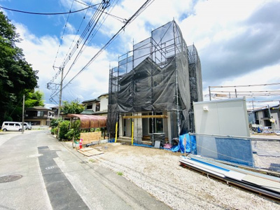 【外観】 | ♪陽当たり抜群♪藤沢市下土棚／仲介手数料不要／新築一戸建1棟 | 建物上棟しました！建築途中ですが陽当たり具合や周辺環境など確認しやすくなっております。陽当たり・風通し良好、交通量も少ない落ち着いた住宅地です。