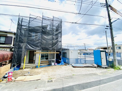 【外観】 | ♪陽当たり抜群♪藤沢市下土棚／仲介手数料不要／新築一戸建1棟 | 写真右側が南になりますが、隣地アパートの広い駐車場なので陽を遮るものはなく、陽当たり抜群です！風通しも良く爽やかな現地です。