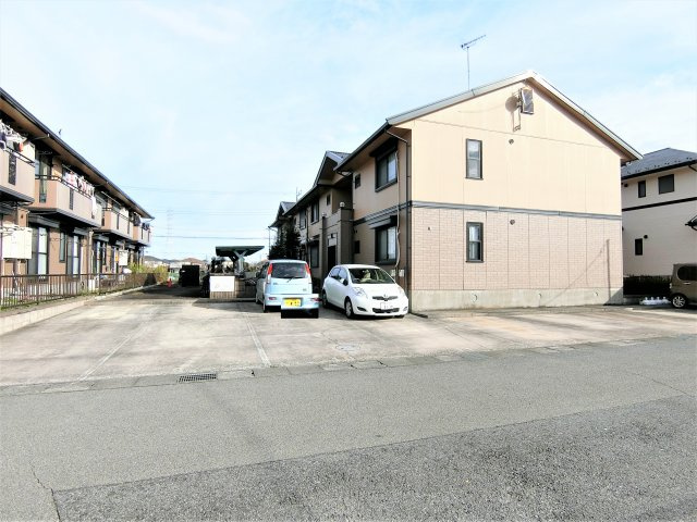 メゾンクレールＢの駐車場