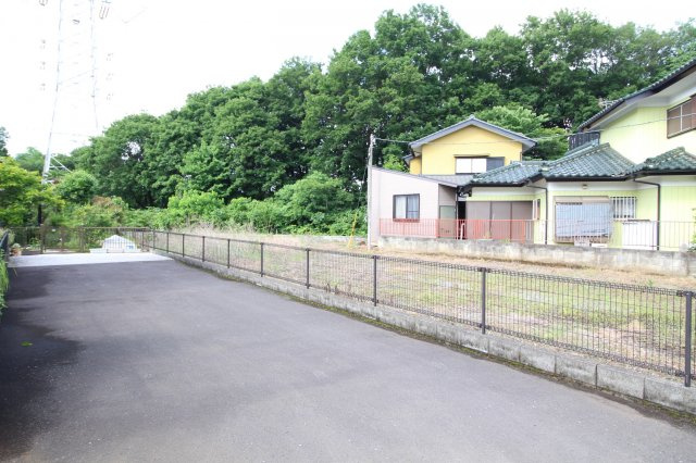 狭山市入間川　建築条件なし売地　「狭山市駅」バス10分　敷地182坪　【富士見小学区】の前面道路含む現地写真