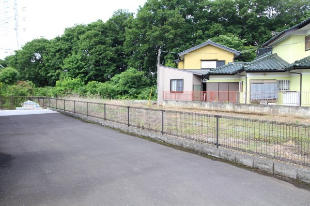 狭山市入間川　建築条件なし売地　「狭山市駅」バス10分　敷地182坪　【富士見小学区】の前面道路含む現地写真
