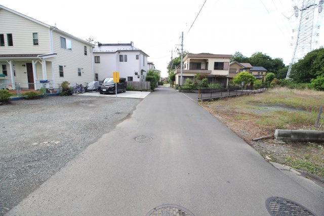 狭山市入間川　建築条件なし売地　「狭山市駅」バス10分　敷地182坪　【富士見小学区】の前面道路含む現地写真