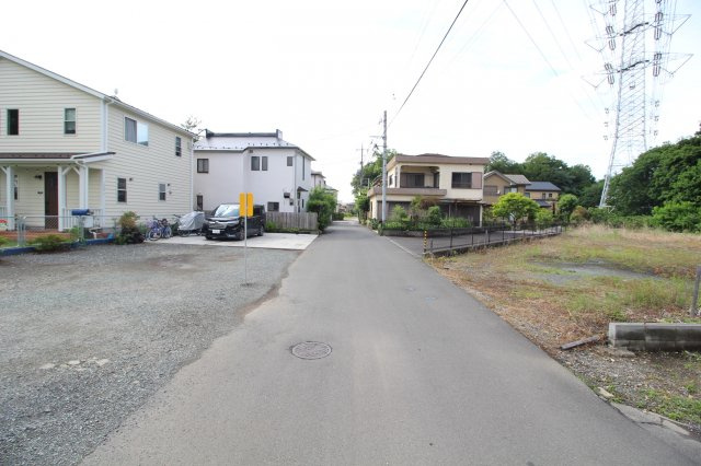 狭山市入間川　建築条件なし売地　「狭山市駅」バス10分　敷地182坪　【富士見小学区】の前面道路含む現地写真